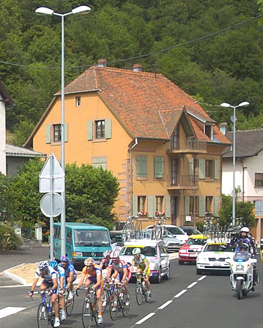 Lead group containing Pieter Weening (Rabobank), Juan Antonio Flecha (Fassa Bortolo), Cédric Vasseur (Cofidis), Nicolas Jalabert (Phonak), Salvatore Commesso (Lampre-Caffita), Ronny Scholz (Gerolsteiner) and Nicki Sørensen (CSC) pass through the town of Munster.