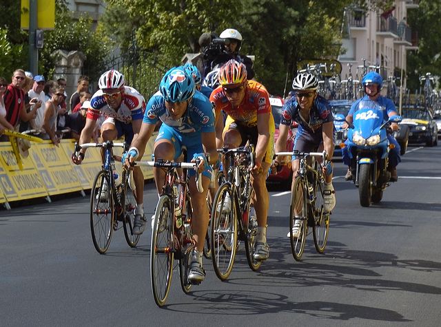 Jérôme Pineau (Bouygues Telecom) leads group of Jörg Ludewig (Domina Vacanze), Anthony Geslin (Bouygues Telecom), Cédric Vasseur (Cofidis), Juan Antonio Flecha (Fassa Bortolo), and Marcos Serrano (Liberty Seguros) inside of 400 meters in Pau.